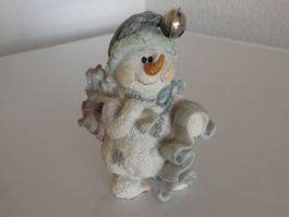 Kleiner Schneemann mit Glocke, Glitzer + Geschenk, Polyresin