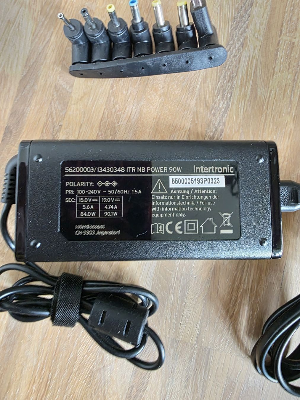 Caricabatterie: Intertronic Notebook Ladegerät 90W Universal mit 7 Adapterst – Usato da Zürich venduto da wur_z22w 1