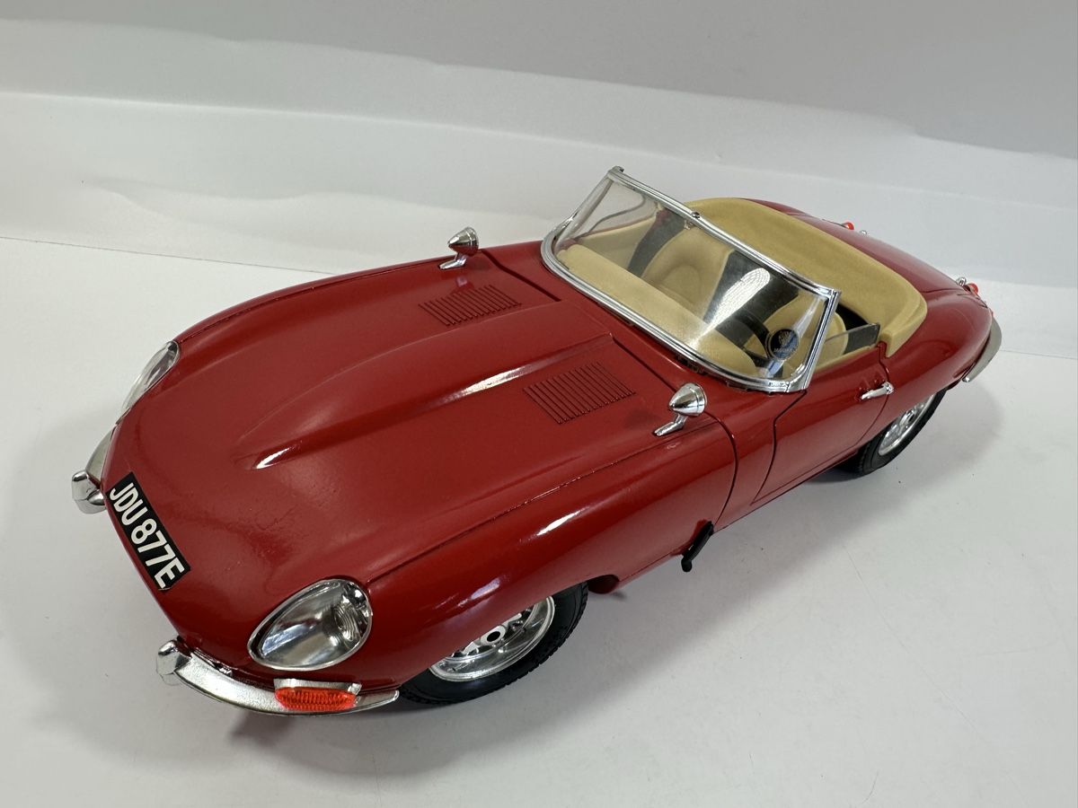 Bburago Voitures modèles: 1961 Jaguar E Type 1:18, rot, BBURAGO  – D'occasion à Zofingen par rf9_x2xt 1