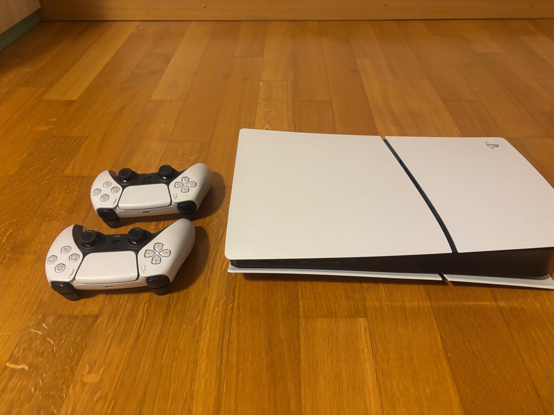 Sony Consoles: Playstation 5 Digital Edition mit 2 Controller – D'occasion à Eglisau par mar_s2cf 2