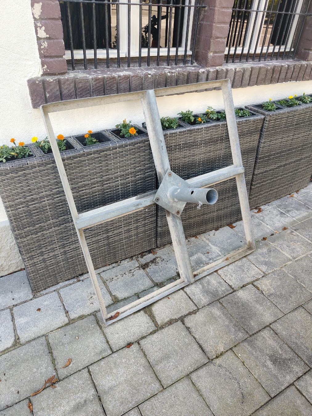 Parasols: Grosser Schirmständer mit Steinen – D'occasion à Merenschwand par Kafor77