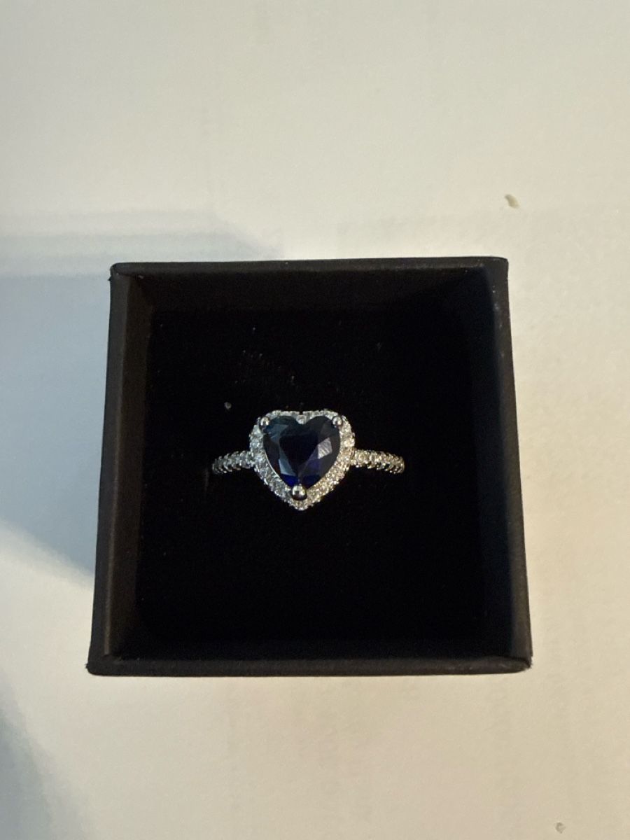 Anelli: Herzförmiger Ring mit blauem Stein, Silber, Neuwertig – Nuovo (secondo la descrizione) da St.Gallen venduto da ben_gt7f
