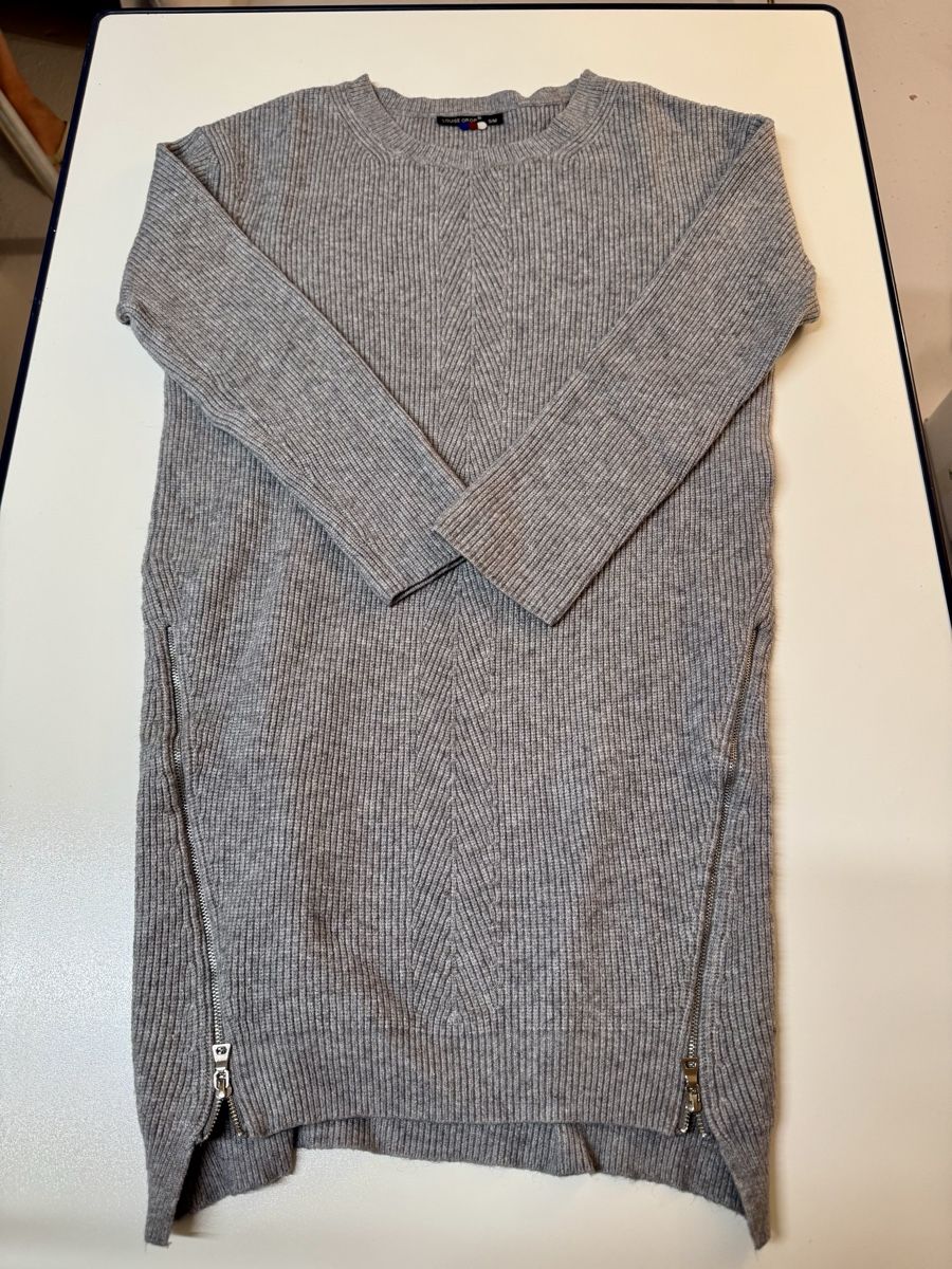 Maglioni & Felpe: Grauer Strickpullover LOUISE OROP mit Reissverschlüssen S/M – Usato da Zürich venduto da Nobs1 1