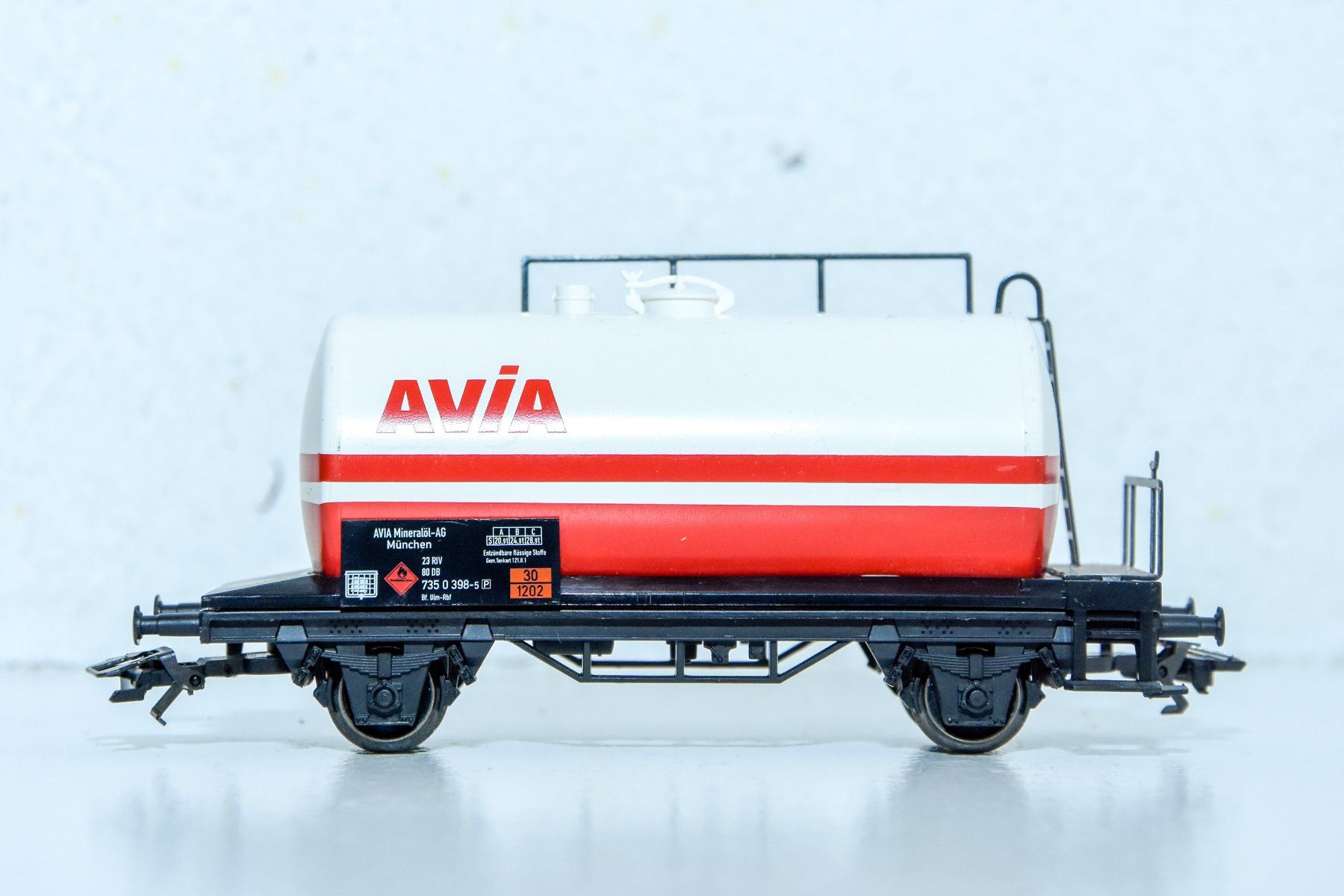 Märklin Modellini di ferrovie: Märklin - Wagon citerne Avia – Usato da Belmont-sur-Yverdon venduto da bichet02 1