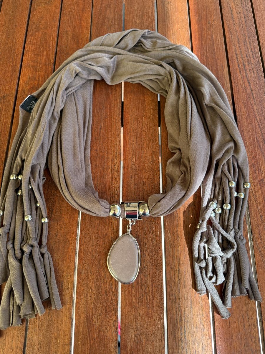 Foulards, Tücher & Schals: Écharpe bijou de couleur taupe – Neu (gemäss Beschreibung) aus MASSONGEX von Luluone