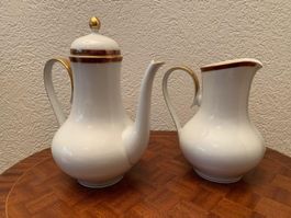 Kaffeekanne und Milchkrug mit Golddekor