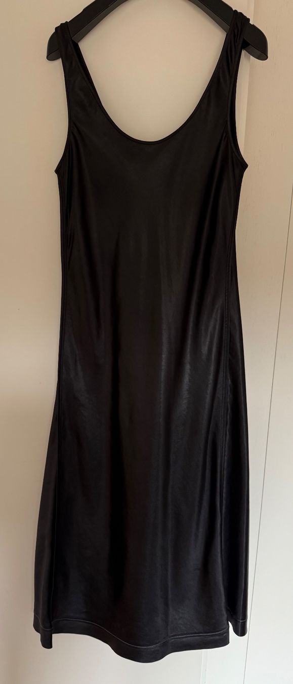 Acne Studios Vestiti: Glänzendes schwarzes Kleid Acne Studios – Usato da Luzern venduto da Mamutpe