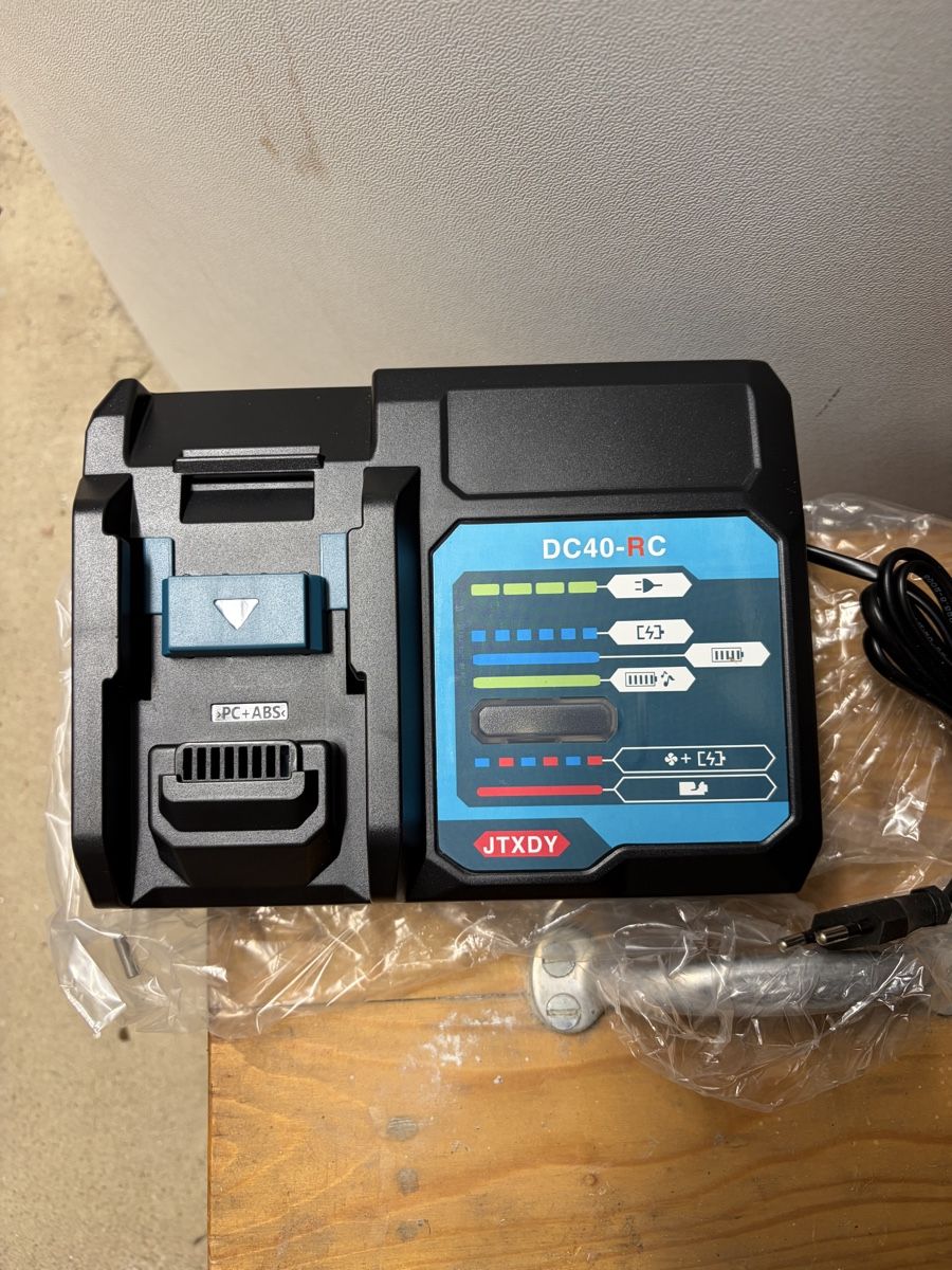 Makita Caricatori & Batterie: Makita DC40V Ladegerät – Nuovo e nell'imballaggio originale da Gretzenbach venduto da Robcsi1