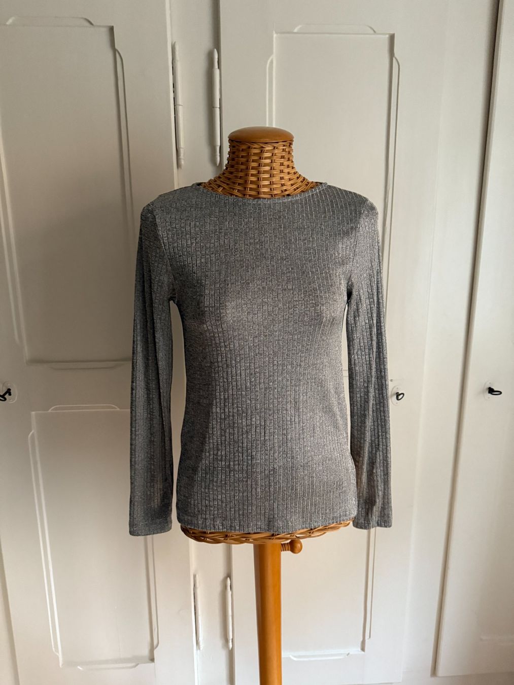 H&M T-shirt: Langarmshirt silbern gestreift XS – Usato da Zürich venduto da Diazaio