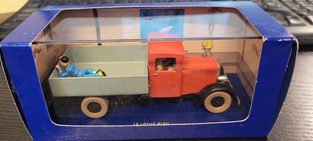 Voiture Tintin Le Lotus Bleu – Camion Rouge Hachette N°49, 1/24, 2021, Neuf