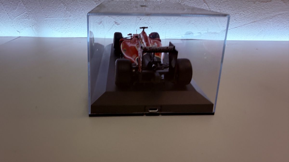 Ferrari Modellini d'auto: Ferrari Formel 1 Modellauto im Displaykasten  – Usato da Rotkreuz venduto da perlengott 3