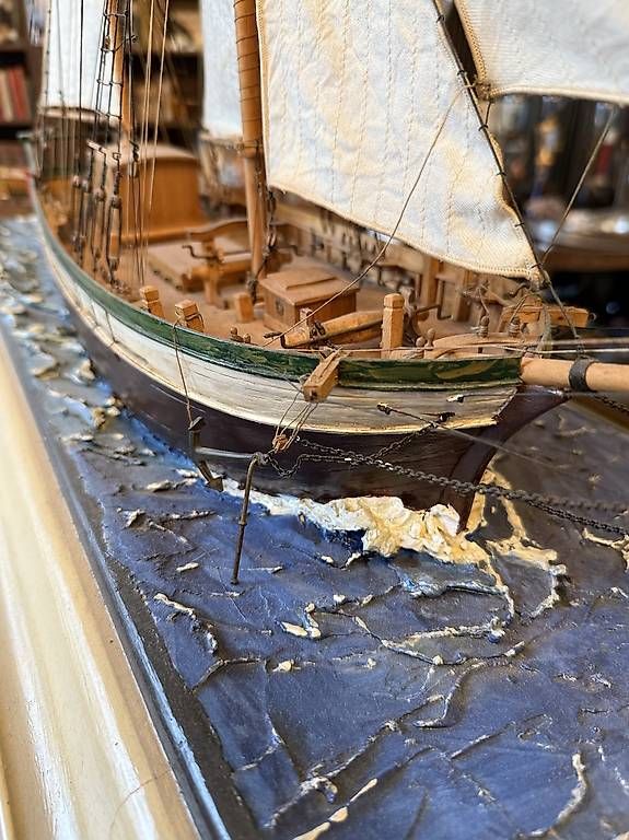 Kit di modellismo & Modellini statici: Antikes Schiffsmodell aus Holz "auf offener See" – Usato da Nidau venduto da Nintschgu 1