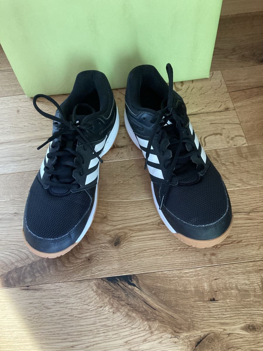 Adidas Herrenschuhe: Hallenschuhe Grösse 44  – Gebraucht aus Bilten von Ischiischi