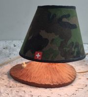 Originelle Bastel-Lampe: Holzfuss & Camouflage-Schirm