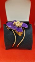 Frühlings-Armreif mit lila Blüte und Golddetails, neu!