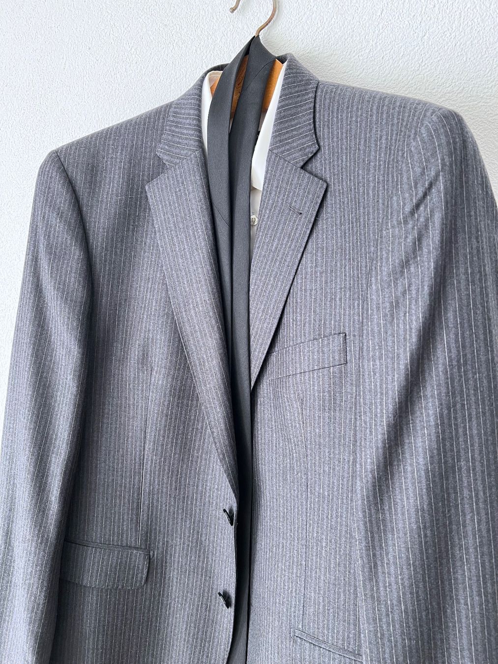 Completi: Elegante Herren Anzug, Grau gestreift – Usato da Sennhof venduto da Johnbest 1