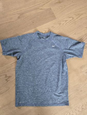 Nike DRI-FIT Shirt Gr. S - Perfekt für Sport im Sommer ☀️
