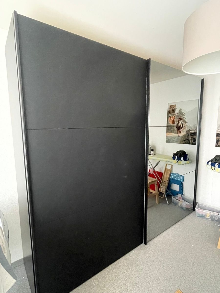 Armadi: Grosser Kleiderschrank mit Schiebetüren – Usato da Wangs venduto da anj_fqh8