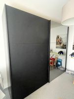 Grosser Kleiderschrank mit Schiebetüren
