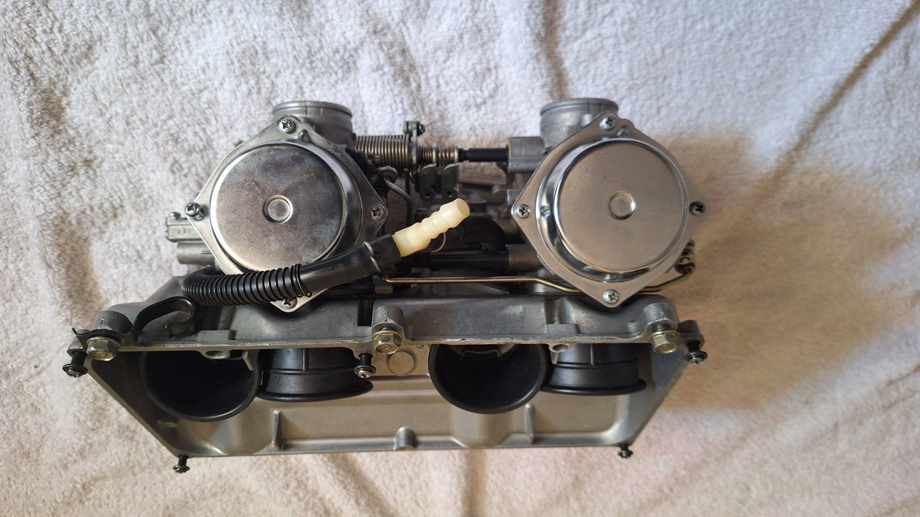 Toutes les pièces détachées moto: Vergaser zu Honda VF1000R/E – D'occasion à Zwingen par lahonda11 1