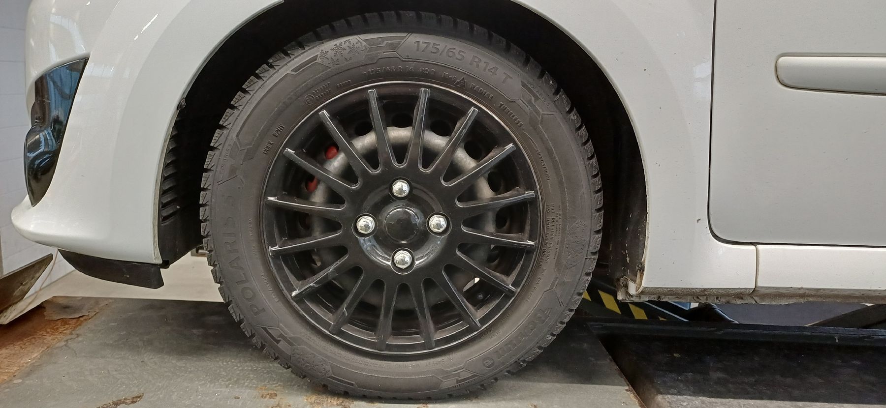 Pneumatici & Ruote complete: Winterräder Renault Twingo 2 – Usato da Fraubrunnen venduto da Rh3313bzh 3
