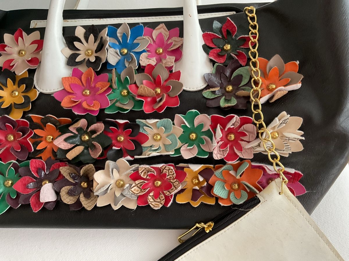 Taschen für Damen: Tasche schwarz-weiss Leder Blumen mit Pochette. – Gebraucht aus Roggwil TG von Straven 1