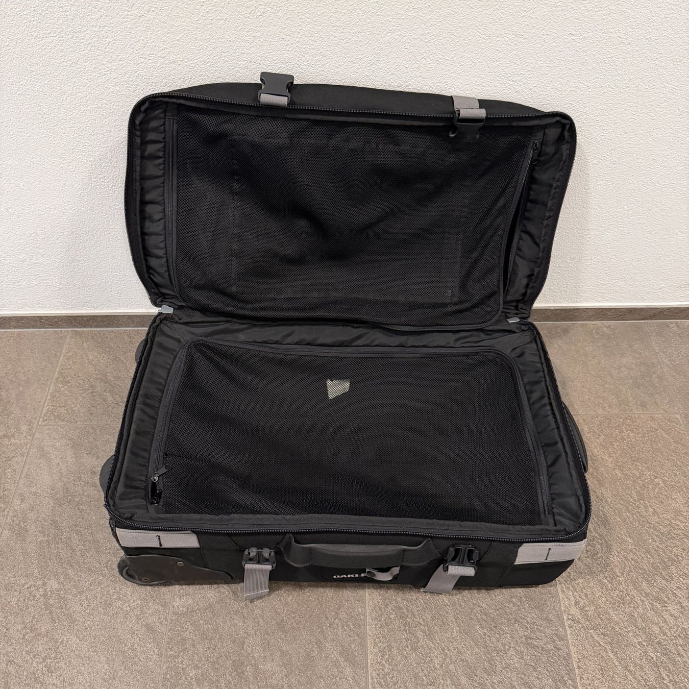 Oakley Valigie: Oakley Reisetasche 65 cm mit Rollen schwarz – Usato da Balzers venduto da dassandro 5