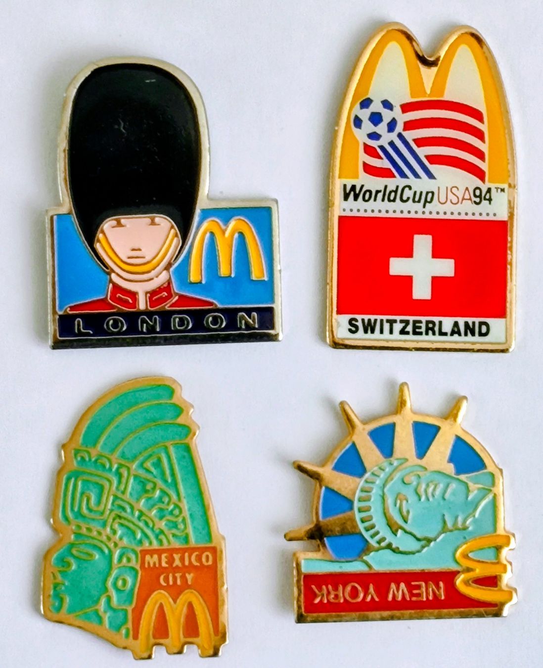 Plaketten & Abzeichen: 4  Pins Mac Donald – Gebraucht aus Pfäffikon ZH von Colacity
