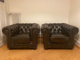 Deux fauteuils Chesterfield BRENTON en cuir de buffle