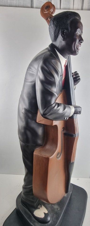 Statuette: Dunkelhäutiger Jazz Player mit Kontrabass – Usato da Flums venduto da Flumsantik 3