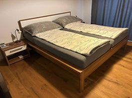 Hochwertiges Doppelbett inkl. Lattenrost und 2 Nachttischli