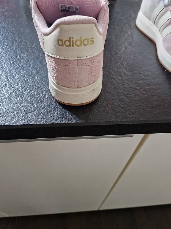 Chaussures femmes: Sneaker Adidas neu – D'occasion à Wittenbach par Ahoc 1