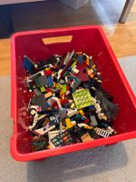 3,9 kg gemischte LEGO-Teile inkl. roter Aufbewahrungskiste