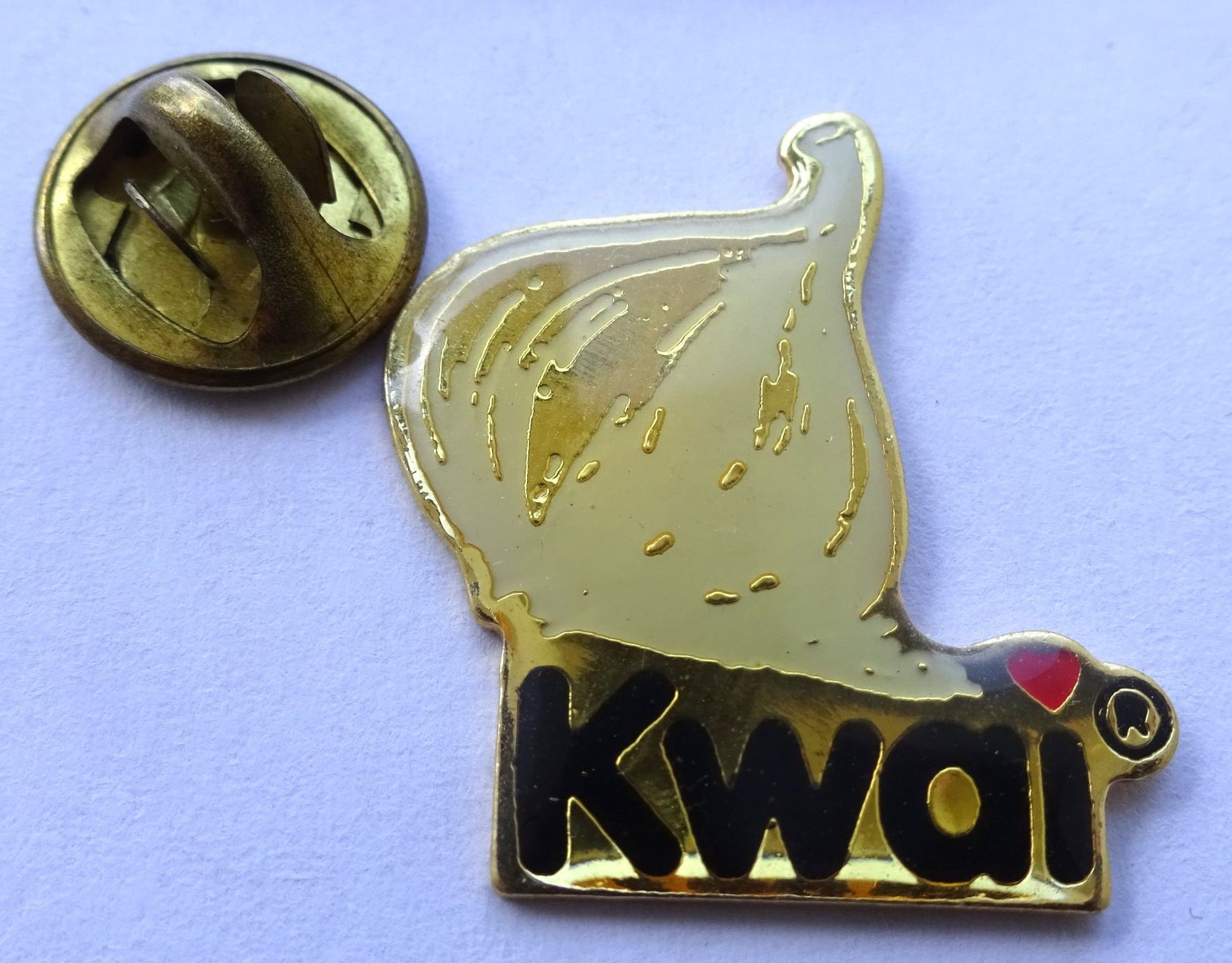 Placchette & Badge: Pin KAWI  Logo – Usato da Utzenstorf venduto da BUtter81