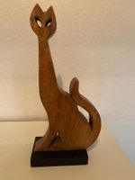 Katze aus Holz auf Sockel