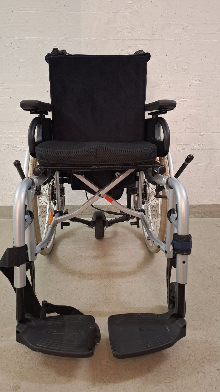 Sedie a rotelle: Elektr.Küschall Rollstuhl Compact mit Schiebehilfe R20 – Usato da St.Gallen venduto da Puppa