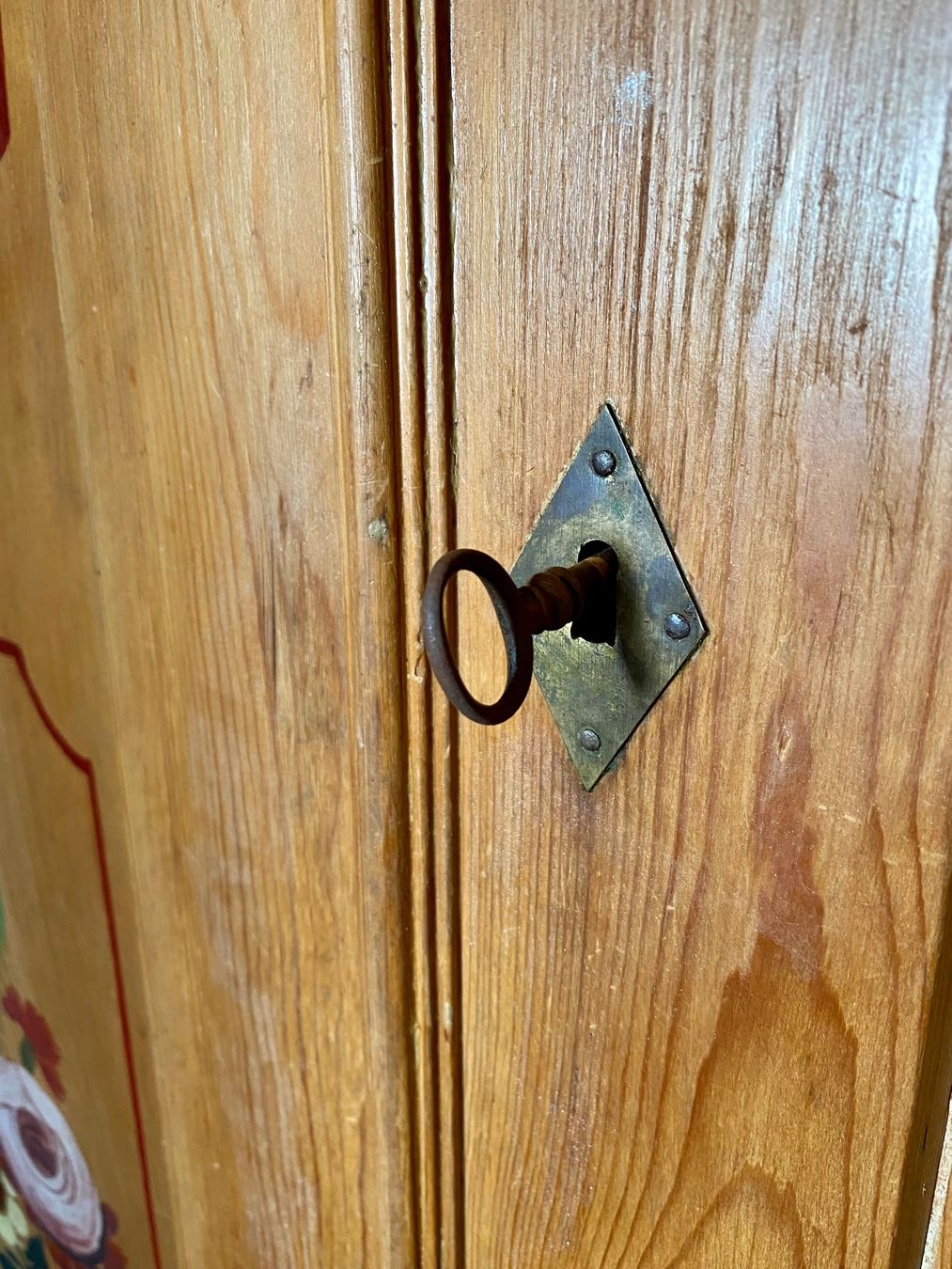 Armadi: Wunderschöner massiver Schrank mit Bauernmalerei – Usato da Frauenkappelen venduto da leola1973 8