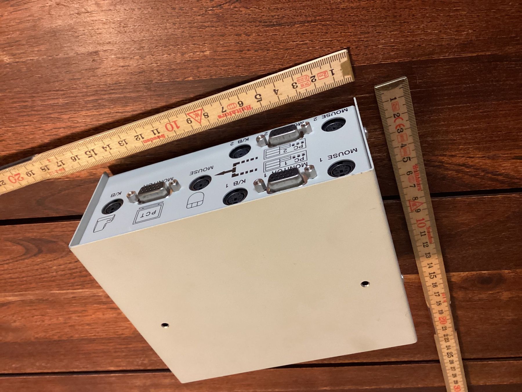 Interruttori: PC Controller Schaltkasten 15x13x6,5cm KVM Switch Erbschaft – Usato da Bütschwil venduto da sru2005 2