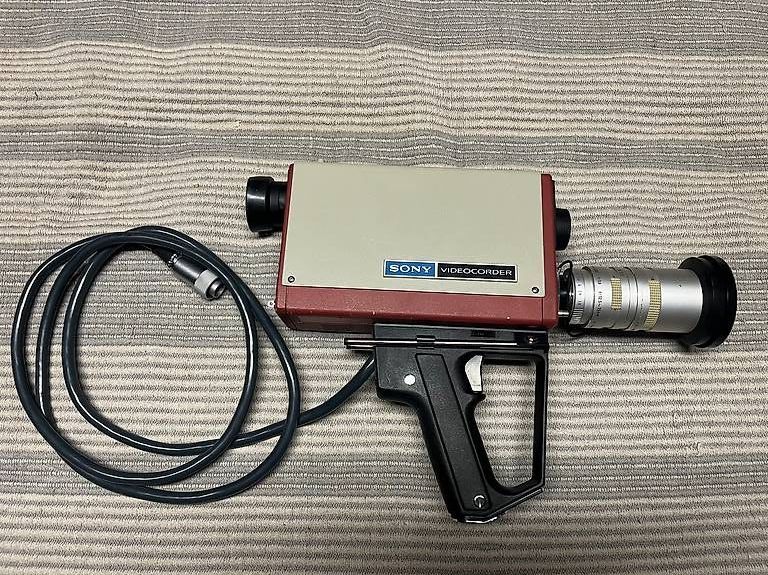 Sony Camcorder: Caméra SONY AVC-3420CE vintage + zoom – Gebraucht aus La Chaux-de-Fonds von Simone1180 4