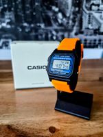 Neue Casio F105W – ungetragen / mit orangenem Armband