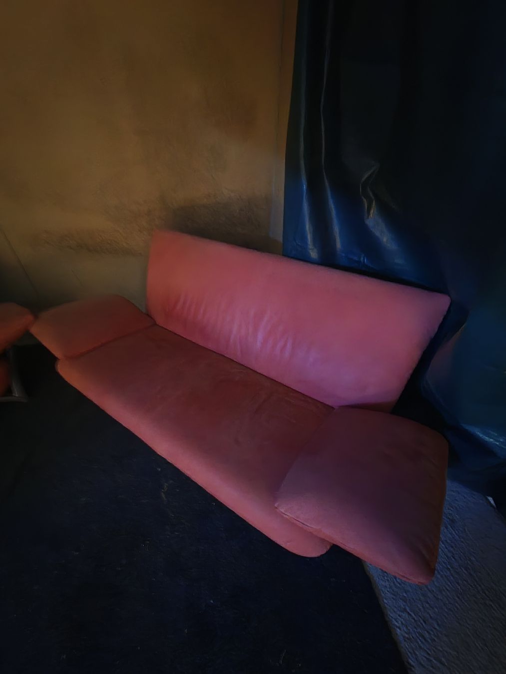 Sofas: Sofa rot mit Metallfüssen gebraucht – Gebraucht aus Grüningen von vomivom 2
