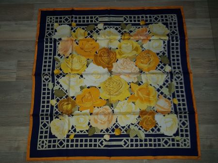 HERMES "ROSERAIE" Foulard en soie / seiden Foulard