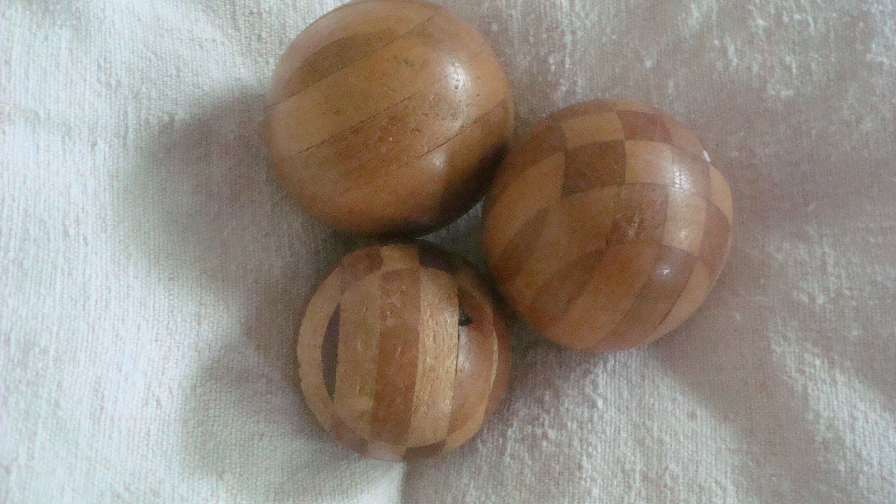 Tutte le decorazioni: 3 alte Holzstopfkugeln 5 - 6 cm – Usato da Münchenstein venduto da Pesci6
