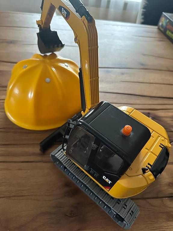 Giocattoli: CAT Bagger mit Helm – Usato da Weinfelden venduto da Pascal012
