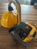 CAT Bagger mit Helm