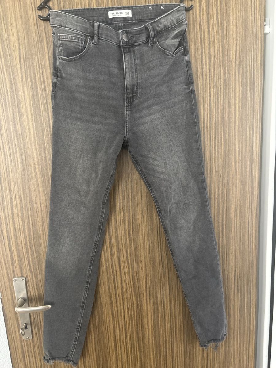 Pull&Bear Jeans: Damen Jeans Pull&Bear grau Grösse 38 – Gebraucht aus Mels von scn_98jw