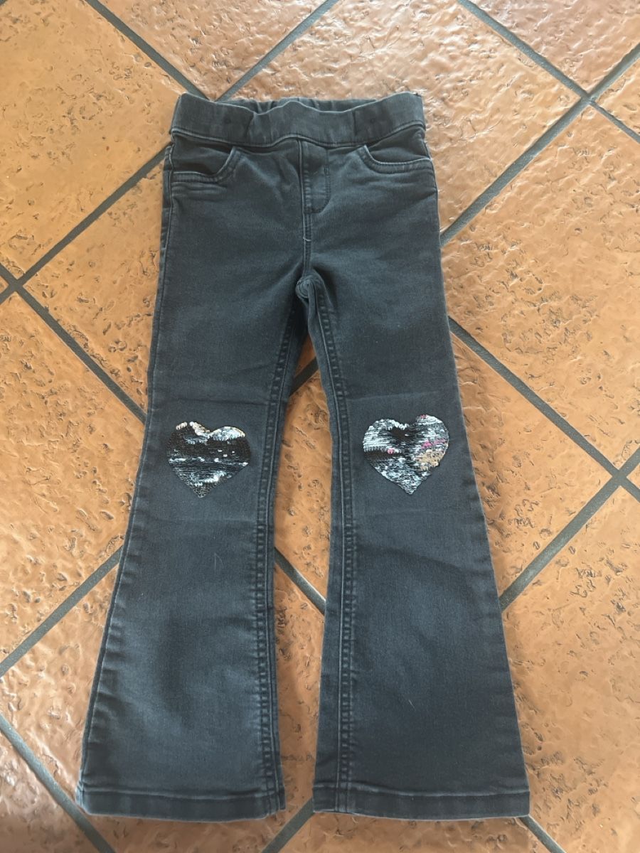 C&A Pantaloni: C&A Mädchen Jeans Gr. 110 mit Herzflicken – Usato da Fräschels venduto da Cesca