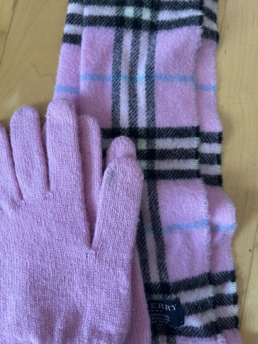 Burberry Foulard & Sciarpe: Burberry Schal & Handschuhe Set, Rosa – Usato da Hombrechtikon venduto da sarmatka 2