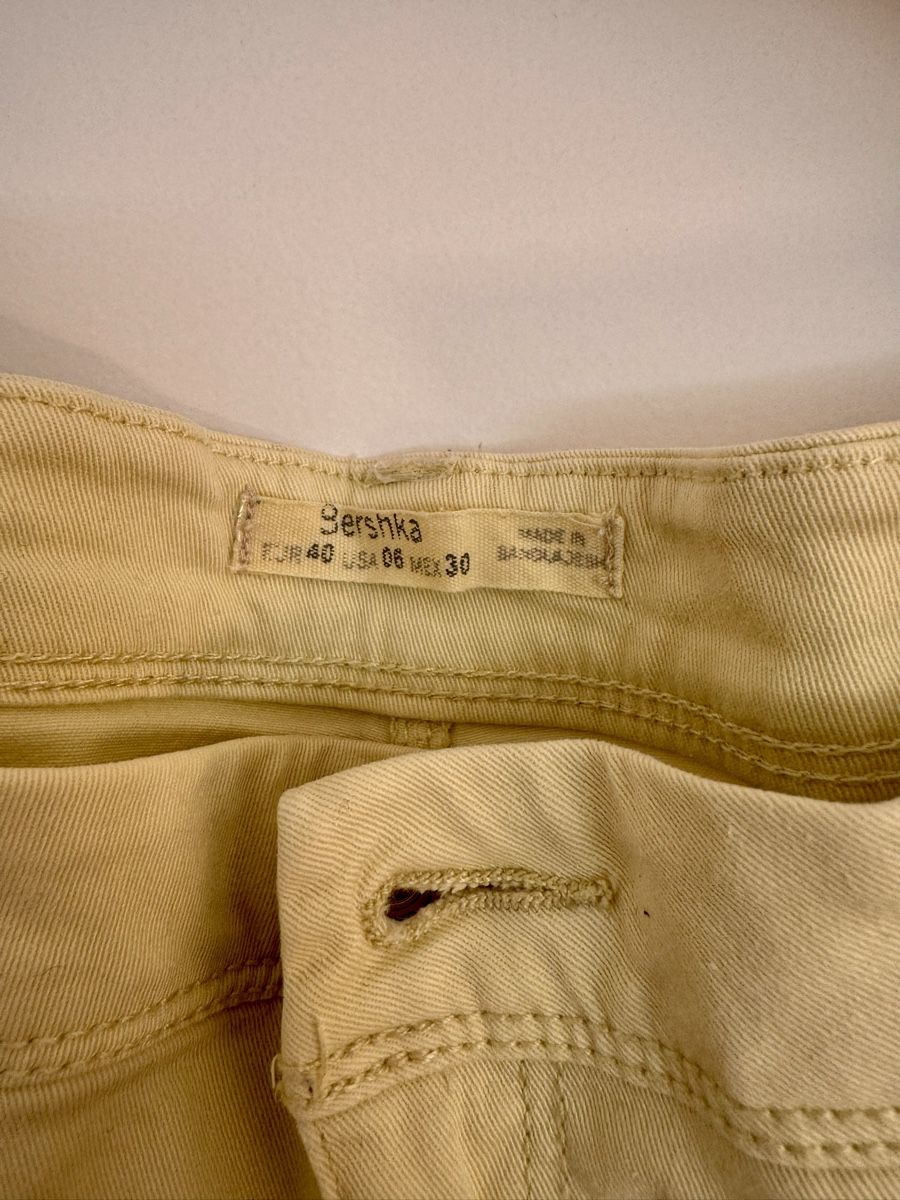 Bershka Pantaloni: BERSHKA yellow shorts – Usato da Zürich venduto da pulapula 2