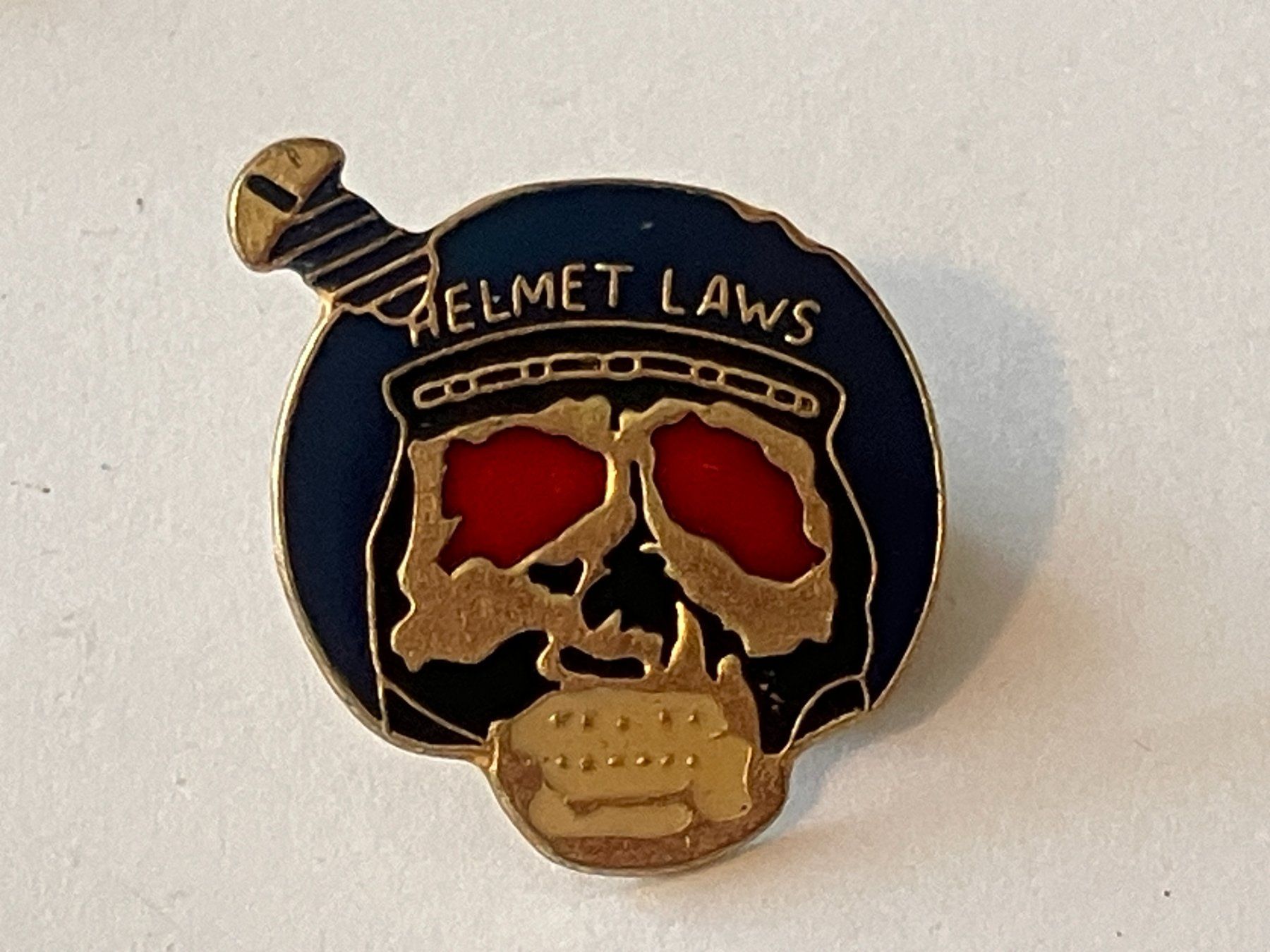 Placchette & Badge: 1 Pin Helmet Laws – Usato da Basel venduto da djwwpp